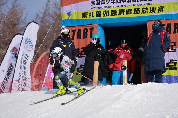 寰宇青少年四季滑雪挑战赛总决赛在崇礼雪如意滑雪场进行